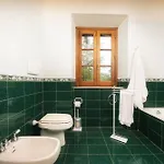 Βίλα Fonte Pinella 8, Emma Κιούζι