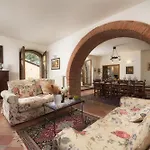 Fonte Pinella 8, Emma Βίλα