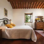 Fonte Pinella 8, Emma Βίλα